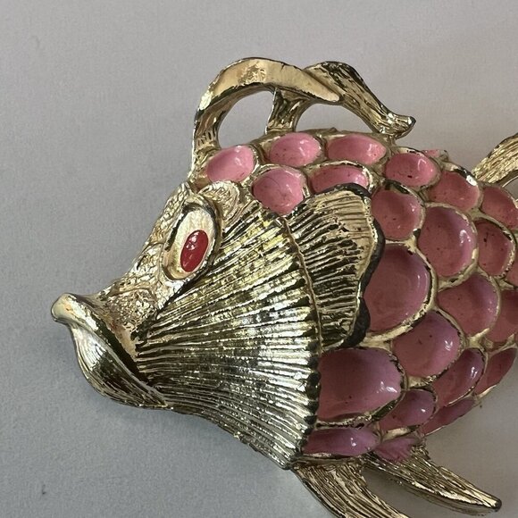 Vintage Pink Enamel Fish Brooch Gold Tone Mid Century Whimsical Costume Jewelry - Picture 3 of 5